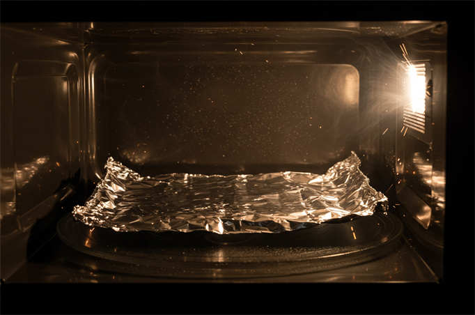can you put aluminum in the microwave